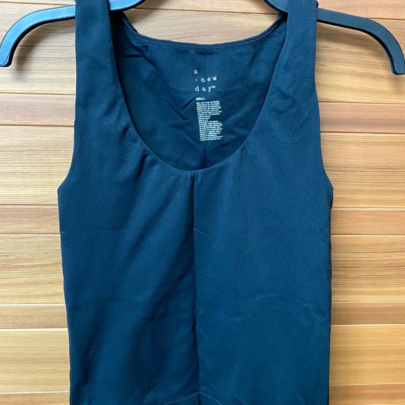 Set of 4 Seamless Fit Tanktops - Picture 5 of 10